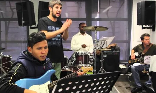 El Taller de Músics ofereix formació musical a persones en risc d’exclusió social. (Font: projectehome.cat)