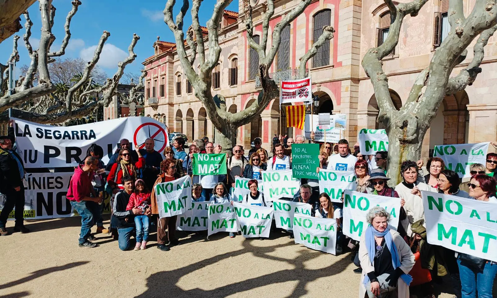 Representants de noranta-dues entitats i plataformes d'arreu de Catalunya es van concentrar a les portes del Parlament mentre s'aprovava la Proposta de Resolució de la plataforma.